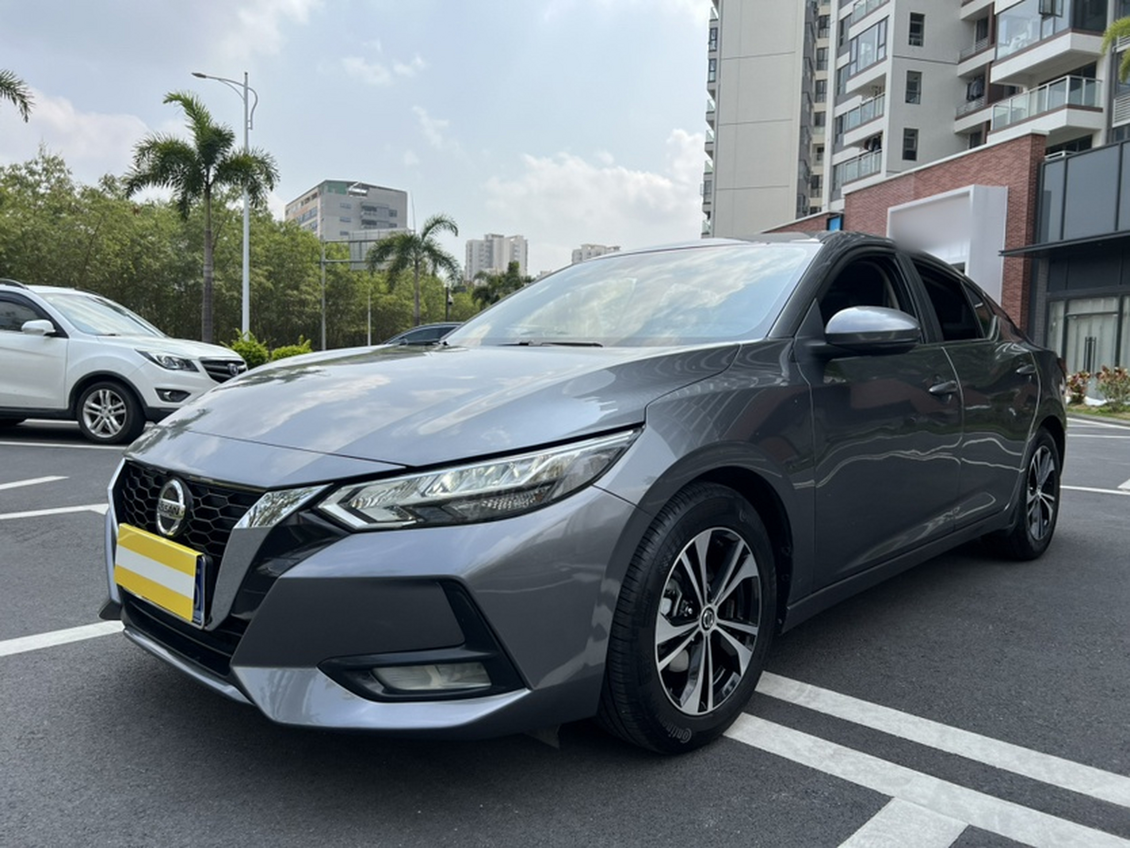 Под передней частью автомобиля