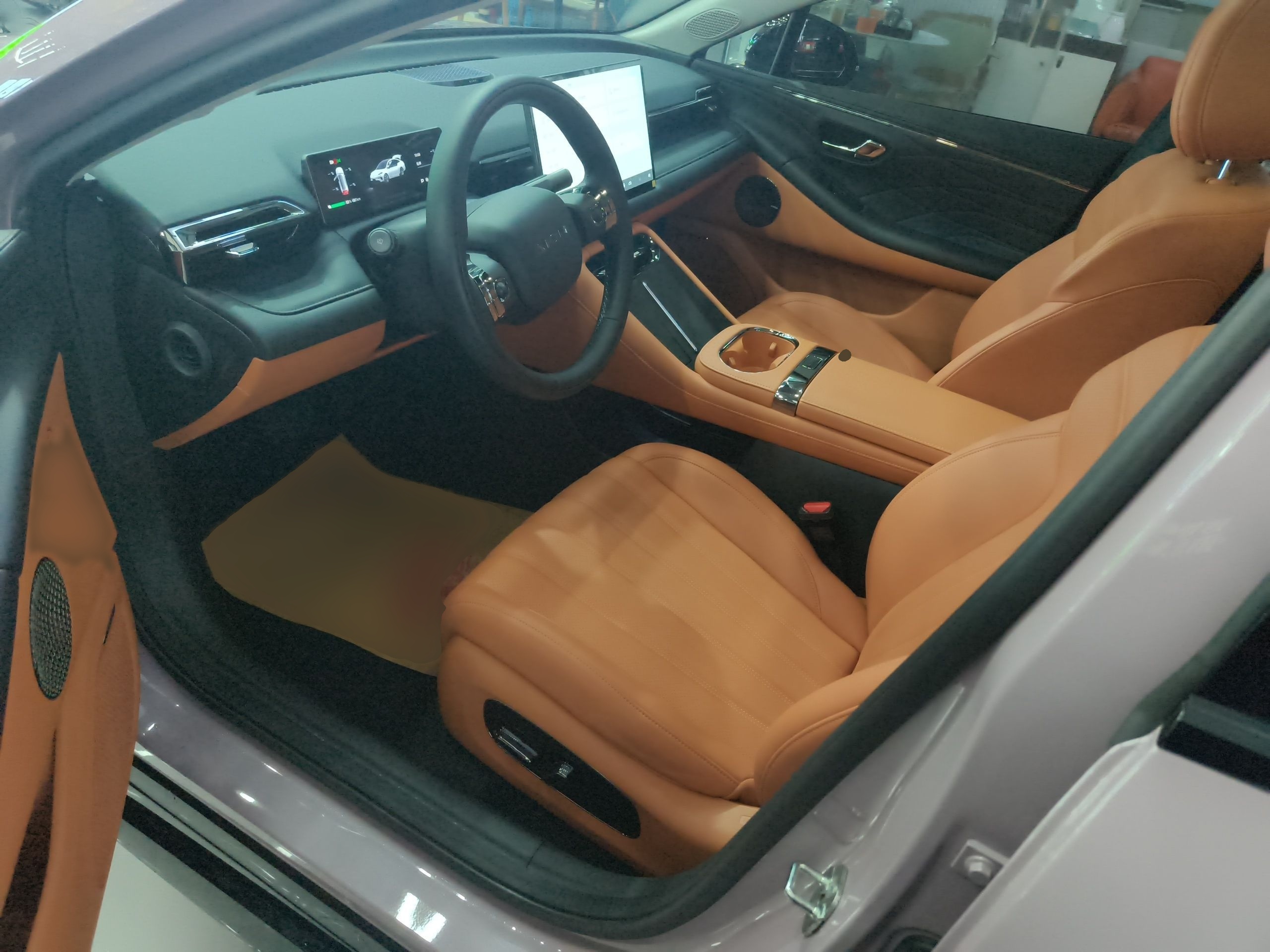 المقاعد الأمامية داخل السيارة