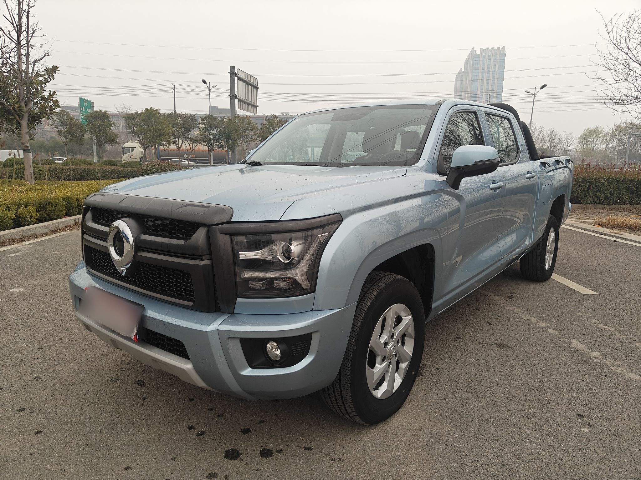 Под передней частью автомобиля