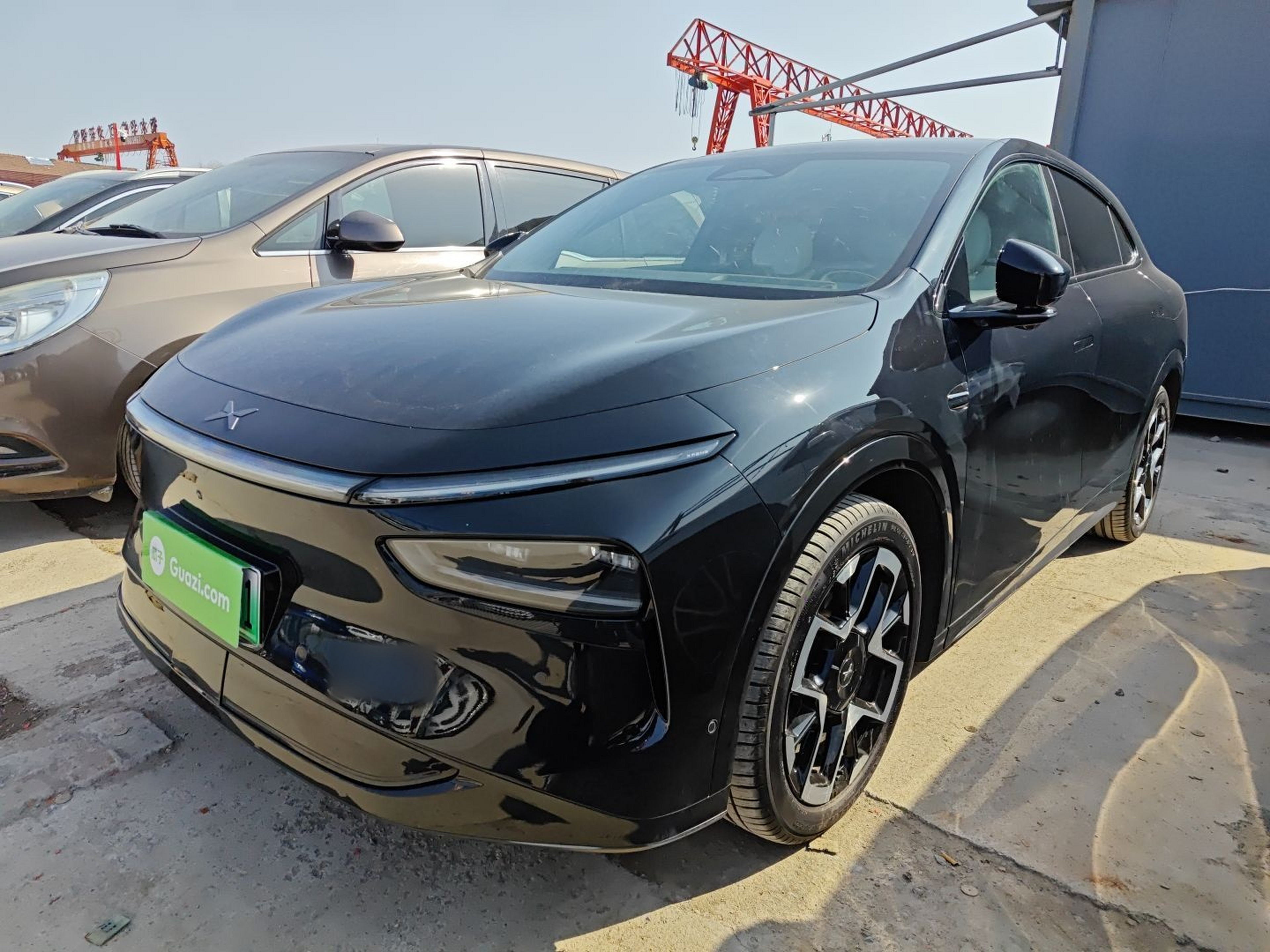 Под передней частью автомобиля