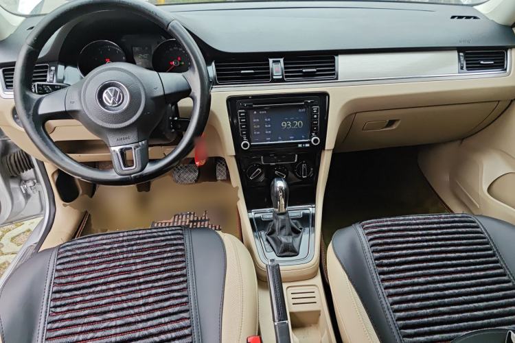 Used Volkswagen Bora 2014 1.6L Automatic Comfort Model Center Console