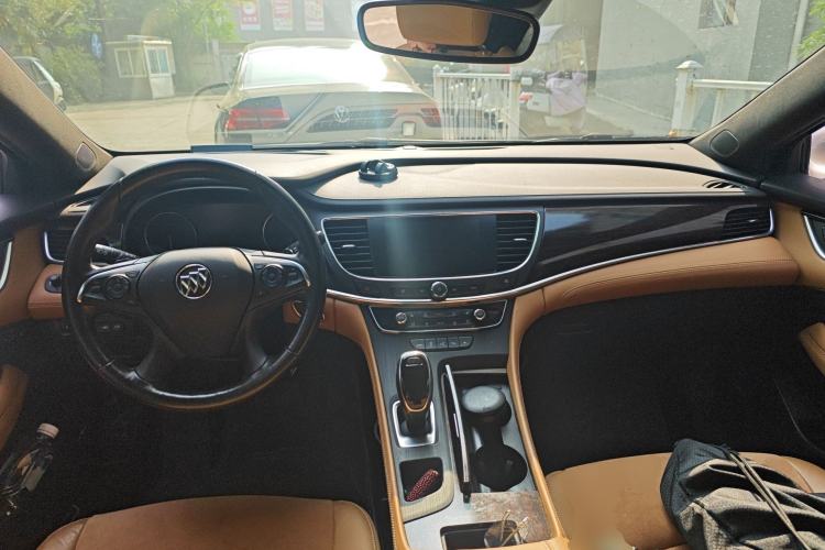 Used Buick LaCrosse 2018 28T Luxury Model Center Console