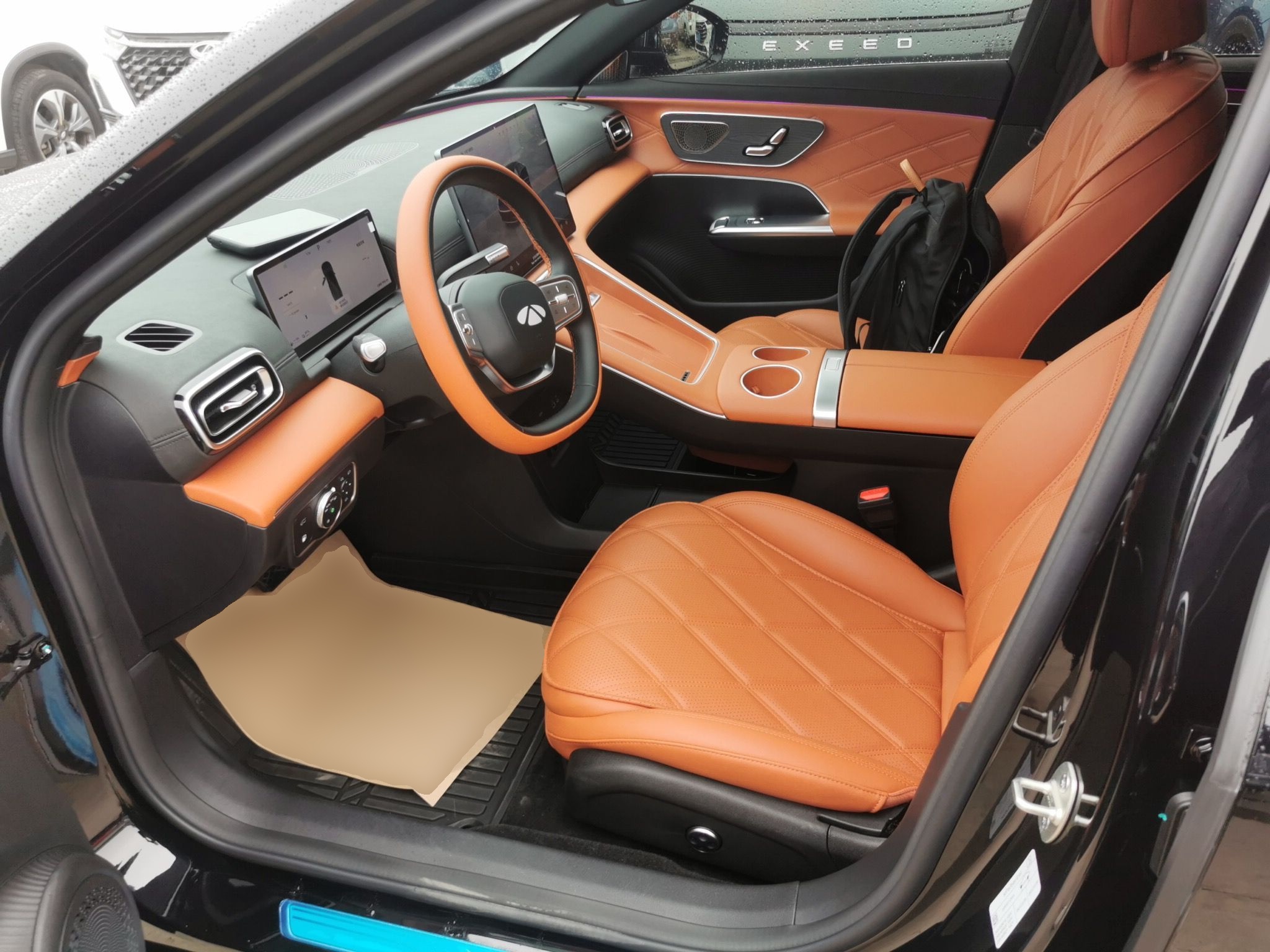 المقاعد الأمامية داخل السيارة