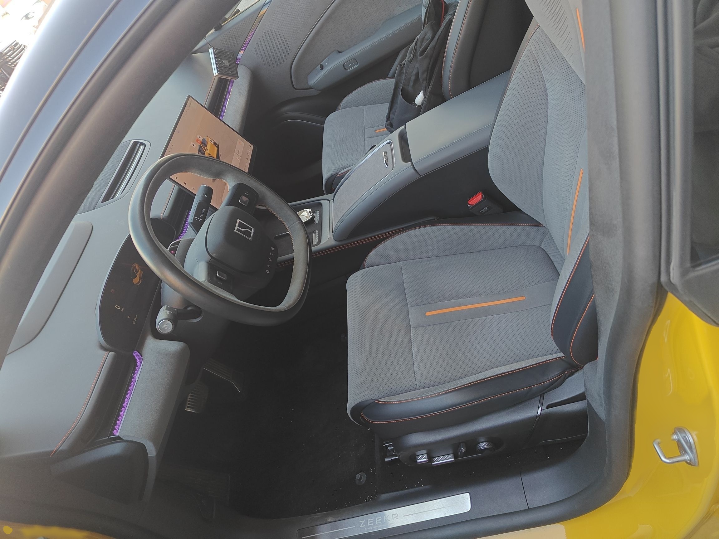 المقاعد الأمامية داخل السيارة