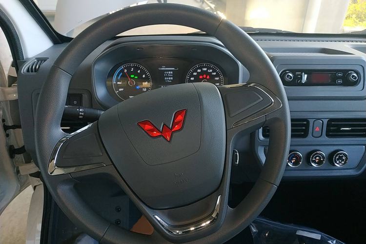 Used Wuling Yangguang 2024 300KM Comfort Version Passenger Van 75kW