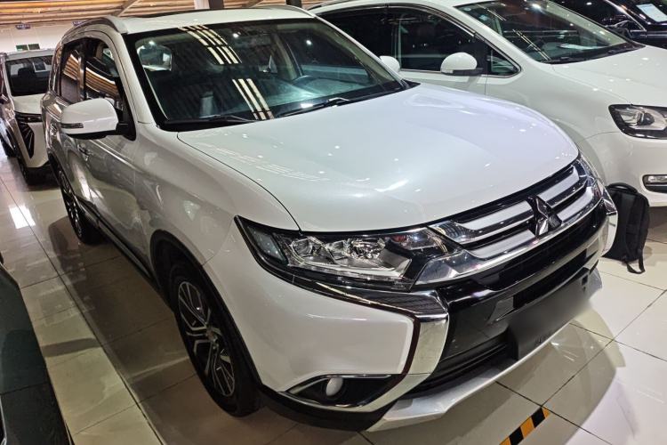 Used Mitsubishi Outlander 2018 2.4L 4x4 Luxury Edition 7-Seater Exterior 1