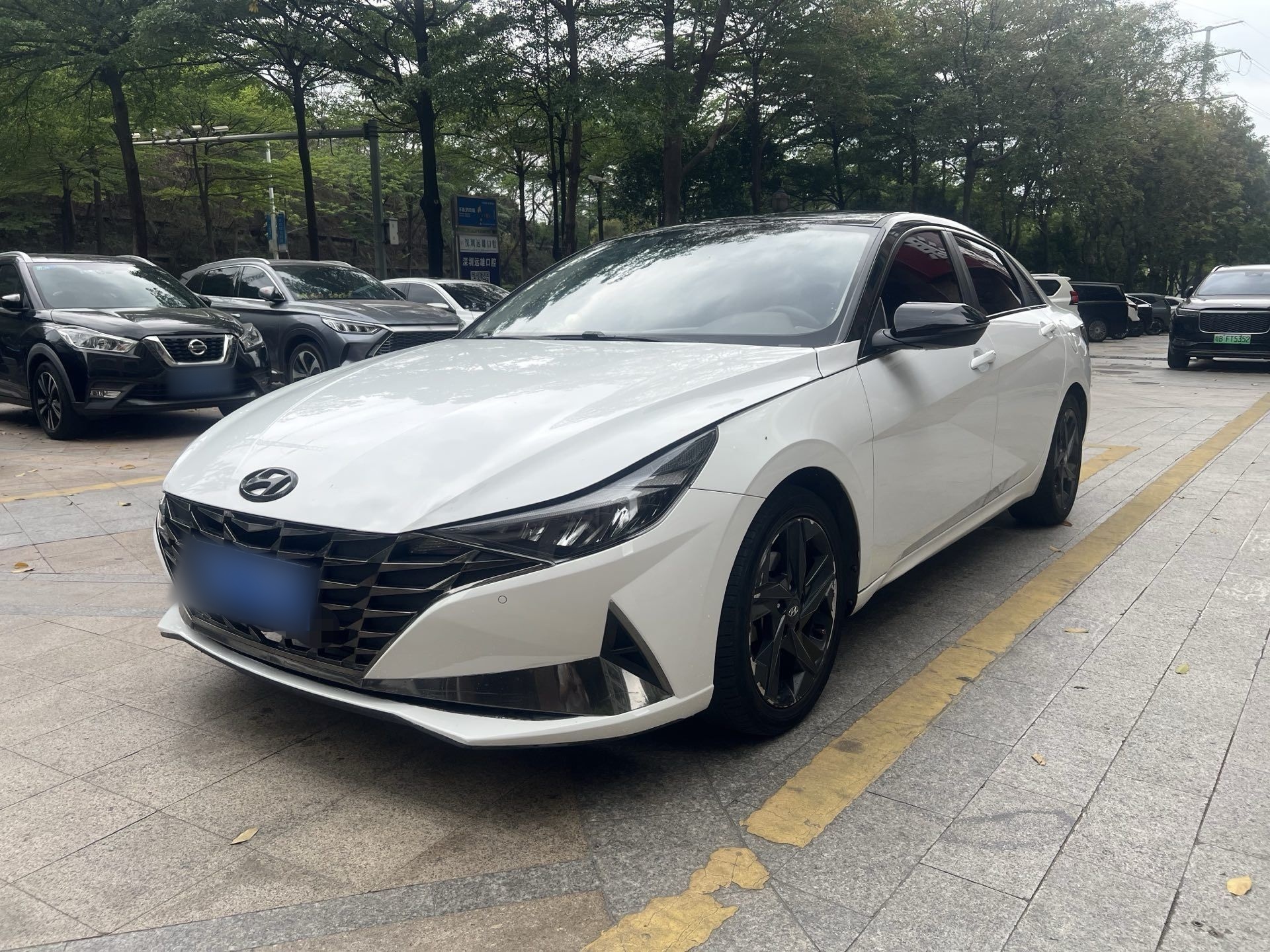 Под передней частью автомобиля