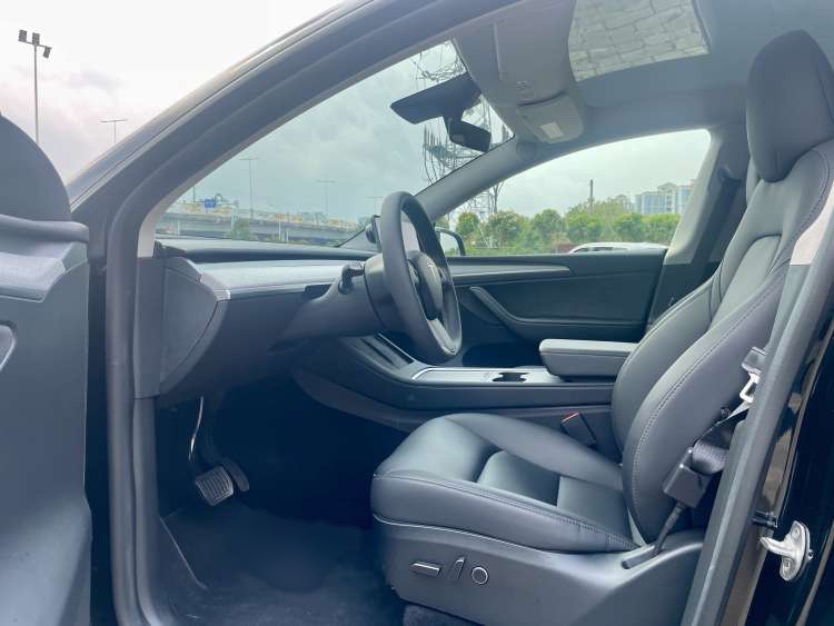 Переднее сиденье в автомобиле