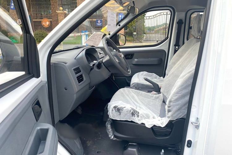 Used Wuling Yangguang 2024 300KM Comfort Version Passenger Van 75kW