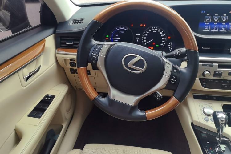 Used Lexus ES 2014 300h Luxury Edition