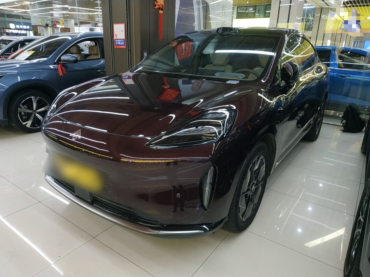 تحت مقدمة السيارة