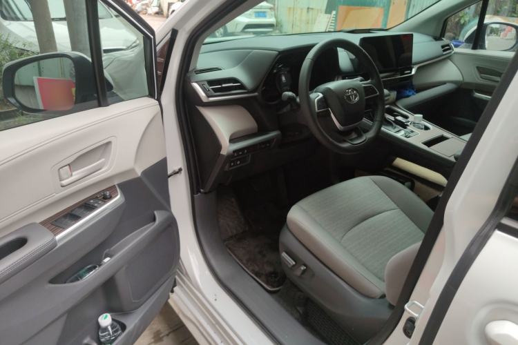 Used Toyota Sienna 2026 Model 2.5L Dual-Engine Two-Wheel-Drive Comfort Edition