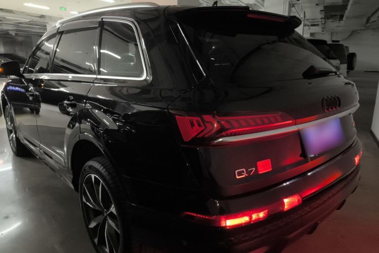 Used Audi Q7 2022 55 TFSI quattro S line Sport model
