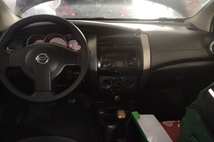 Used Nissan Livina 2010 Jingyue Edition 1.6L Manual All-Around Model
