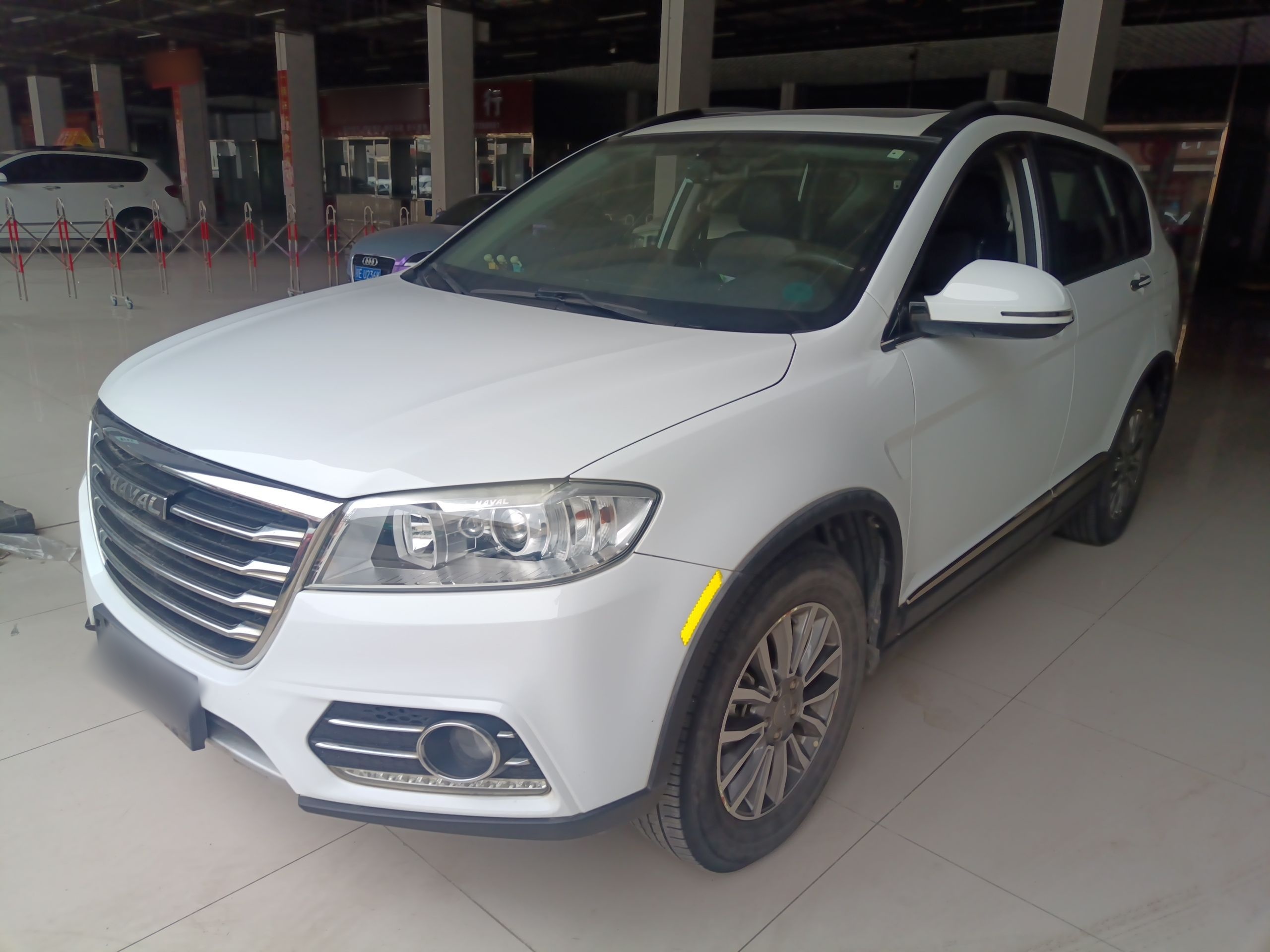 تحت مقدمة السيارة