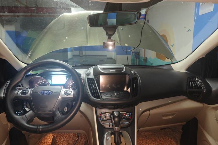 Used Ford Kuga 2013 1.6L GTDi Two-Wheel-Drive Trend Model Center Console