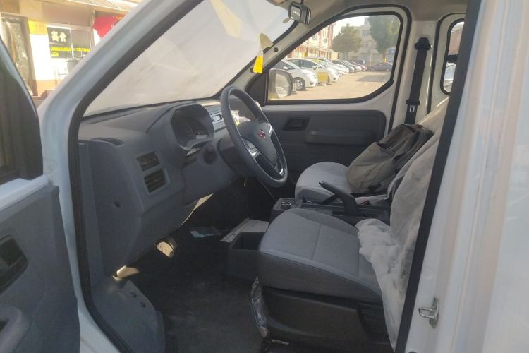 Used Wuling Yangguang 2024 300km Comfort-Grade Passenger Van 60kW