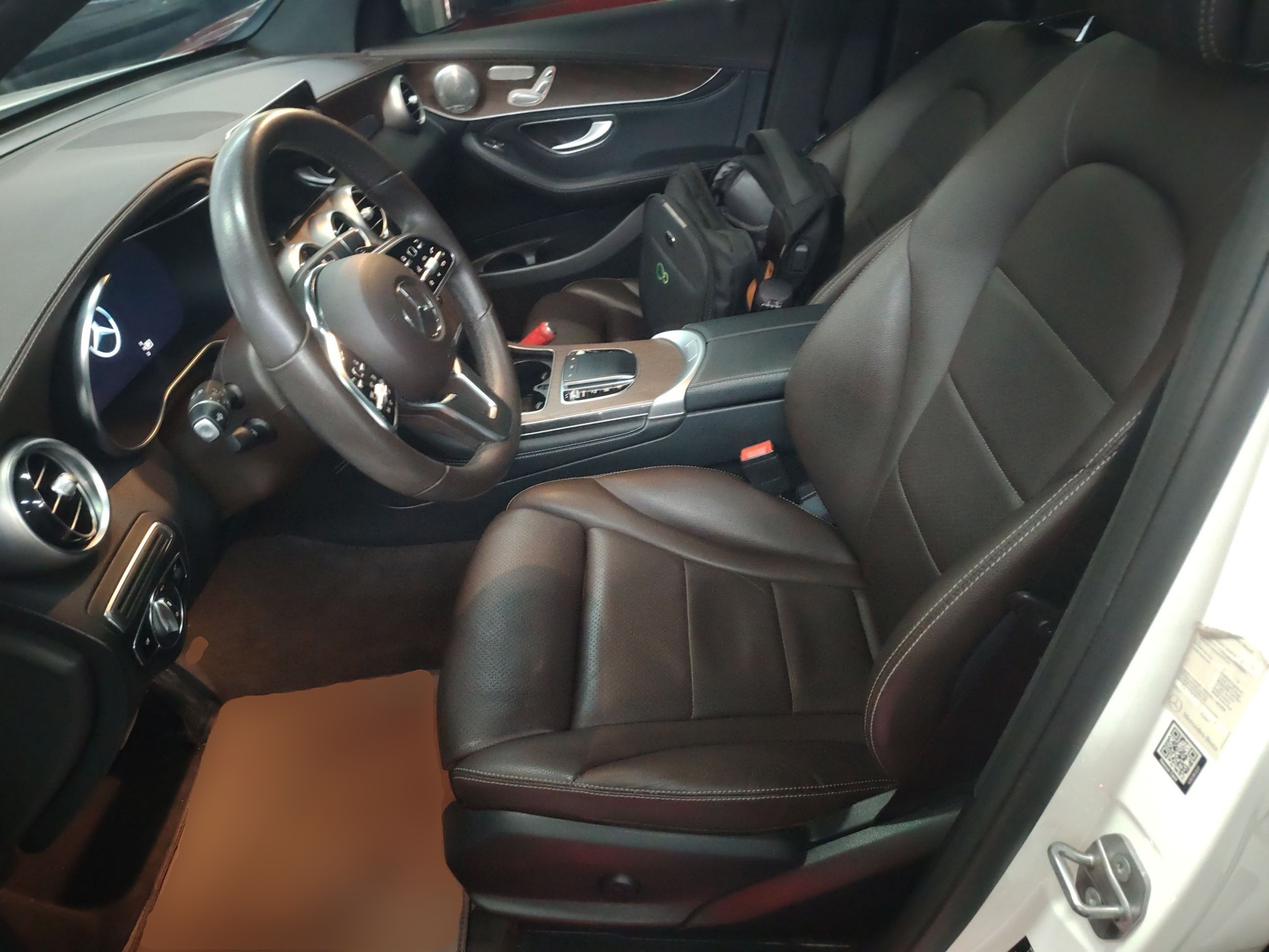 المقاعد الأمامية داخل السيارة