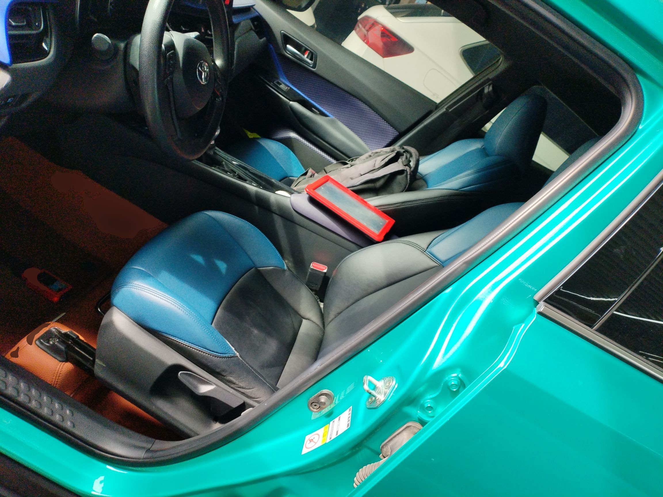 المقاعد الأمامية داخل السيارة