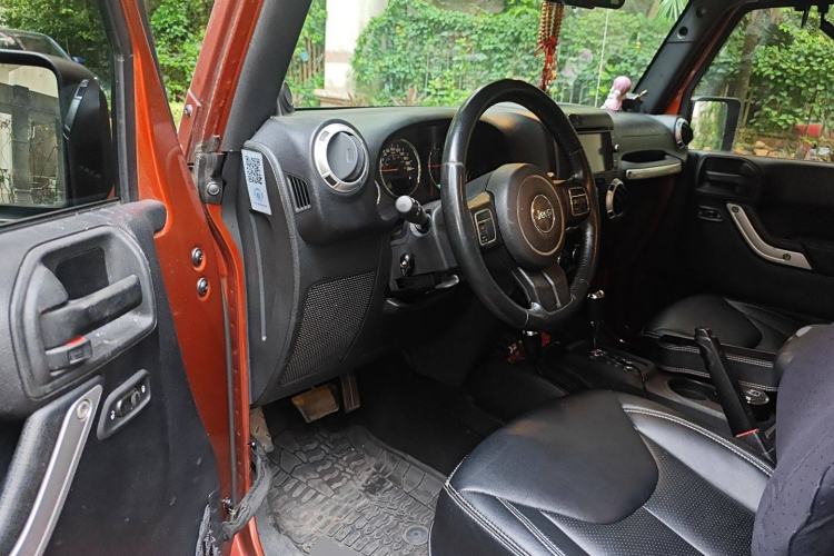 Used Jeep Wrangler 2014 2.8TD Sahara Four-Door Edition Driver Seat