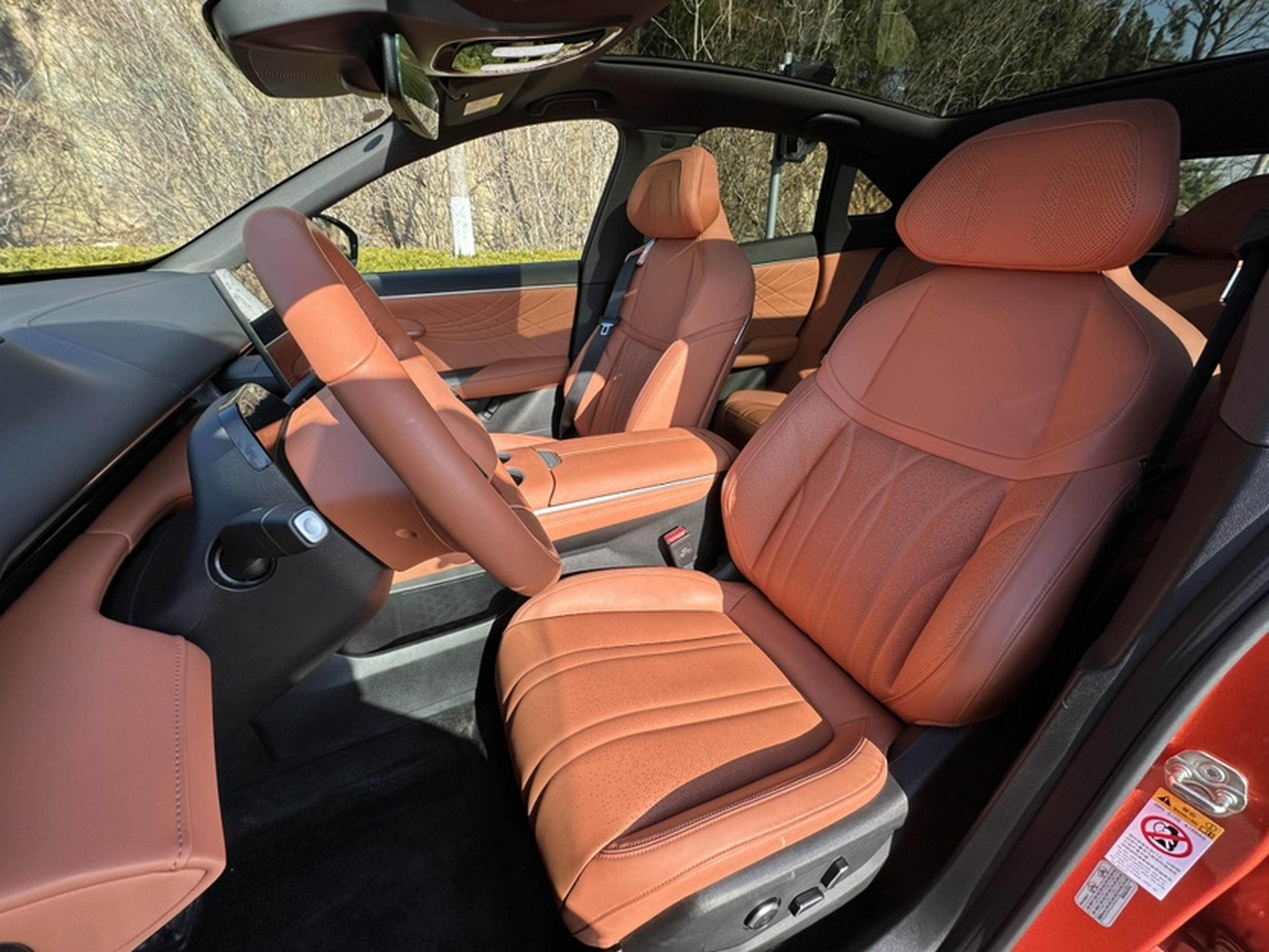 المقاعد الأمامية داخل السيارة