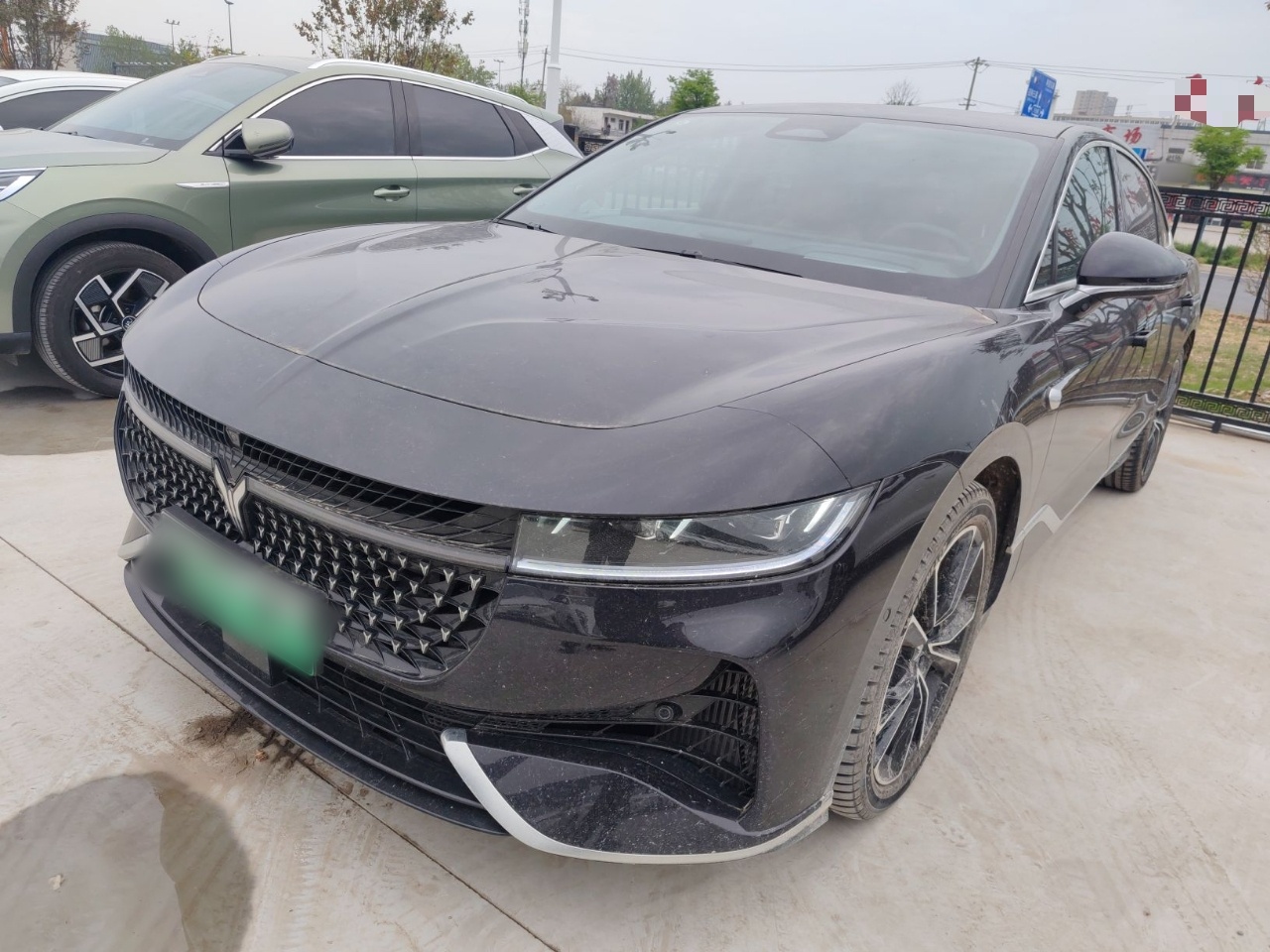 Под передней частью автомобиля