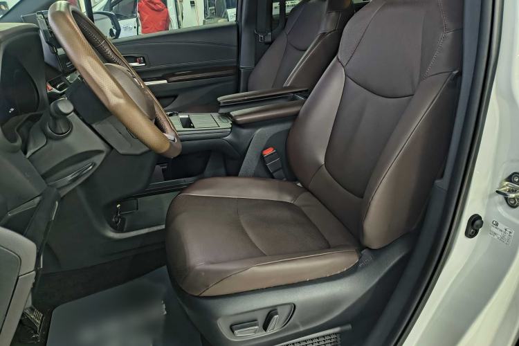 Used Toyota Granvia 2024 2.5L Hybrid Prestige PLUS Four-Wheel Drive Version