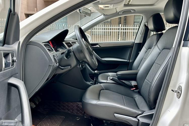 Used Volkswagen Santana 2013 1.6L Manual Comfort Edition Interior 4