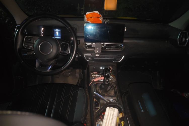 Used Great Wall King Kong Poer 2022 2.0T Manual Diesel Two-Wheel Drive Navigation Version with Long Bed – GW4D20M Center Console