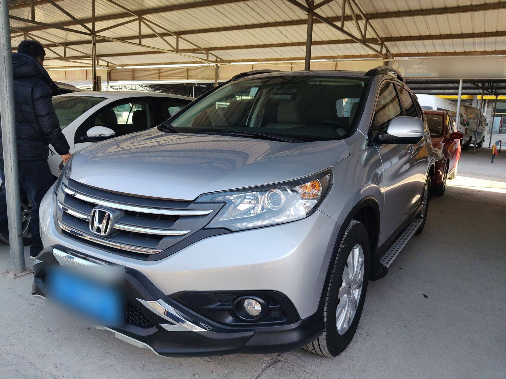 Под передней частью автомобиля