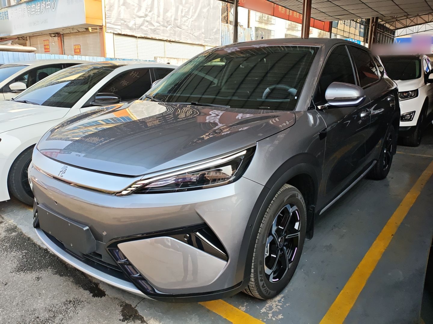 Под передней частью автомобиля