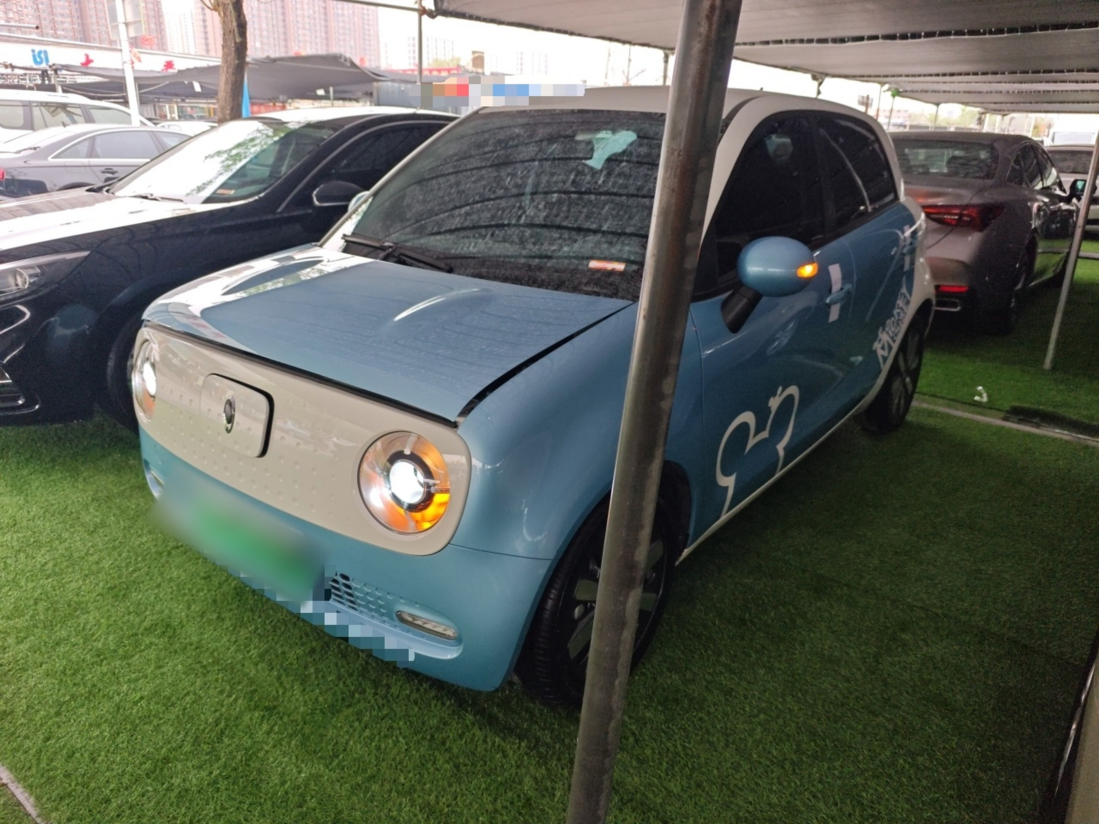 Под передней частью автомобиля