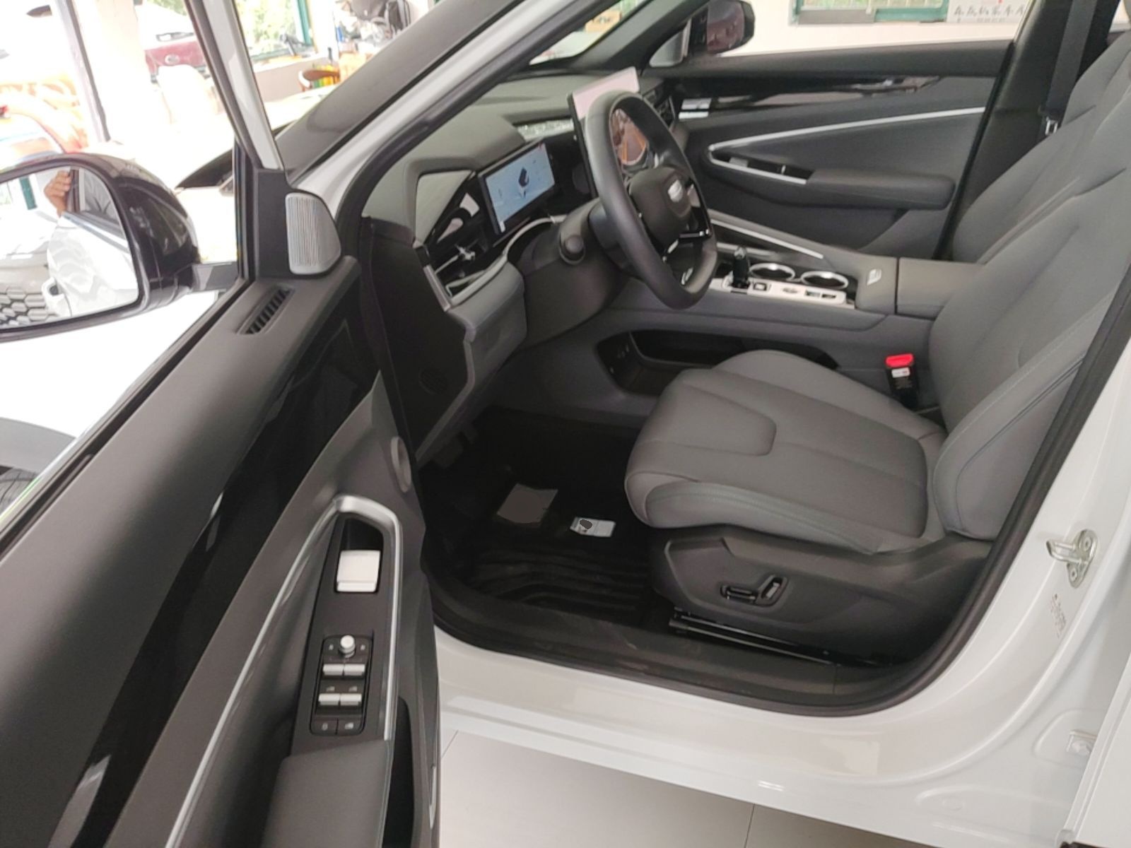 Geely Auto Emgrand X7 Sport 2026 Model 1.5TD 10th Anniversary Champion Edition — снимка 18