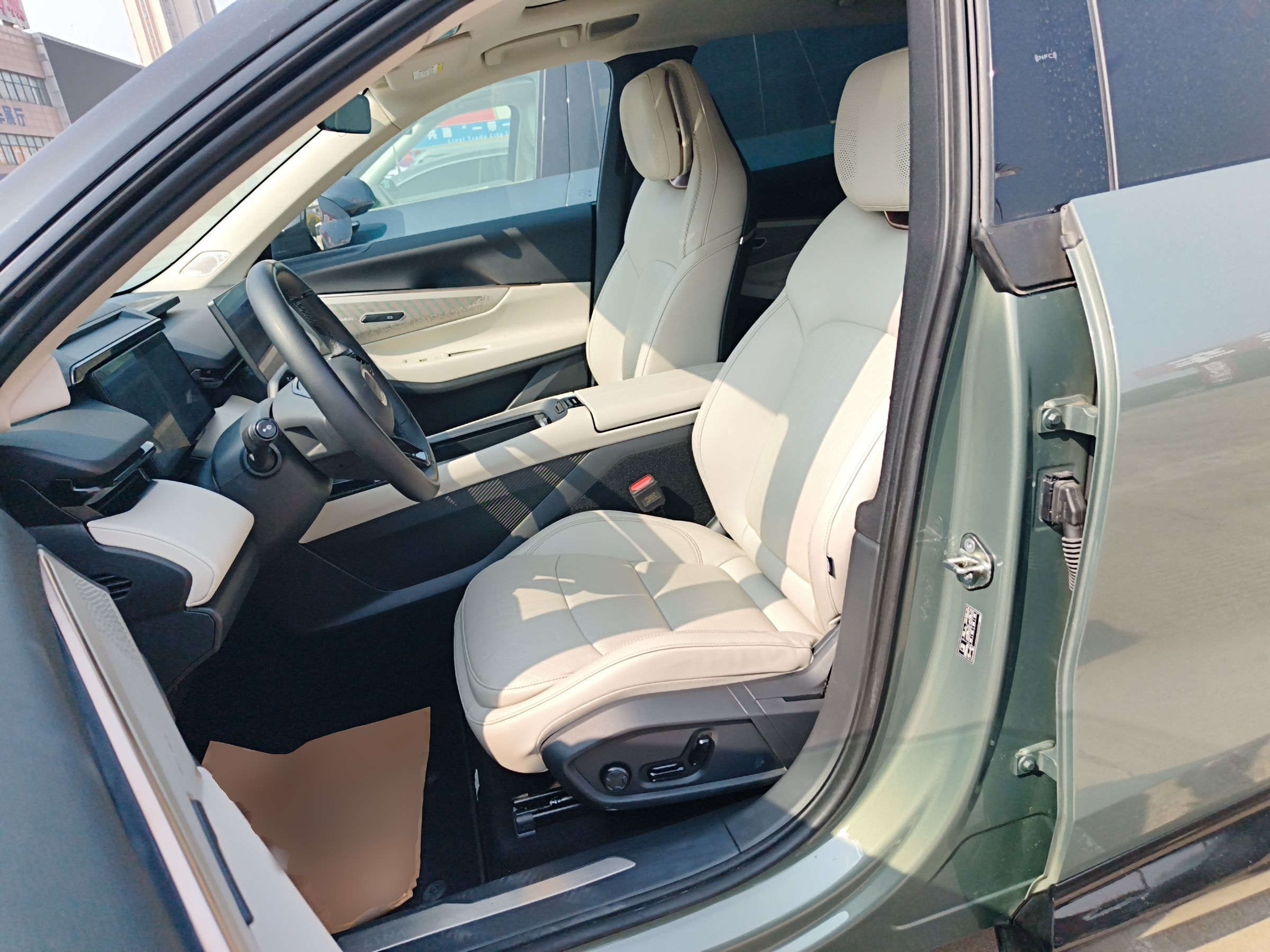 المقاعد الأمامية داخل السيارة