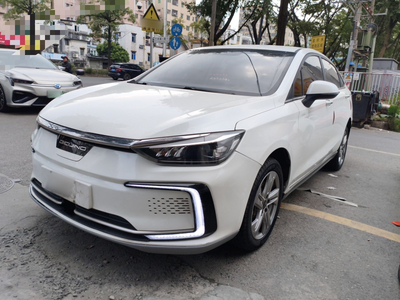 Под передней частью автомобиля