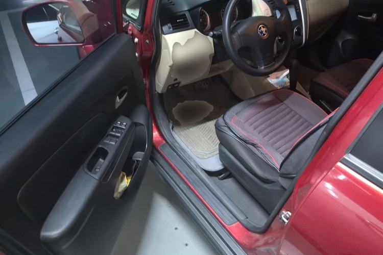 Used Venucia R50 2014 1.6L Automatic Splendid Edition
