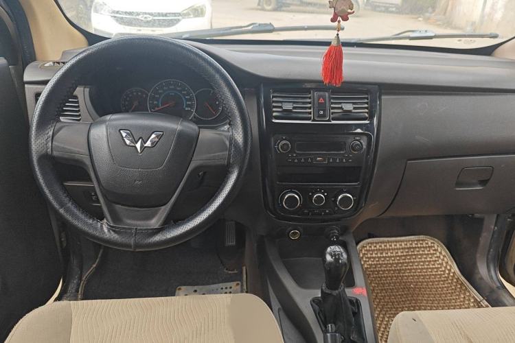 Used Wuling Rongguang V 2016 1.5L Standard Version
