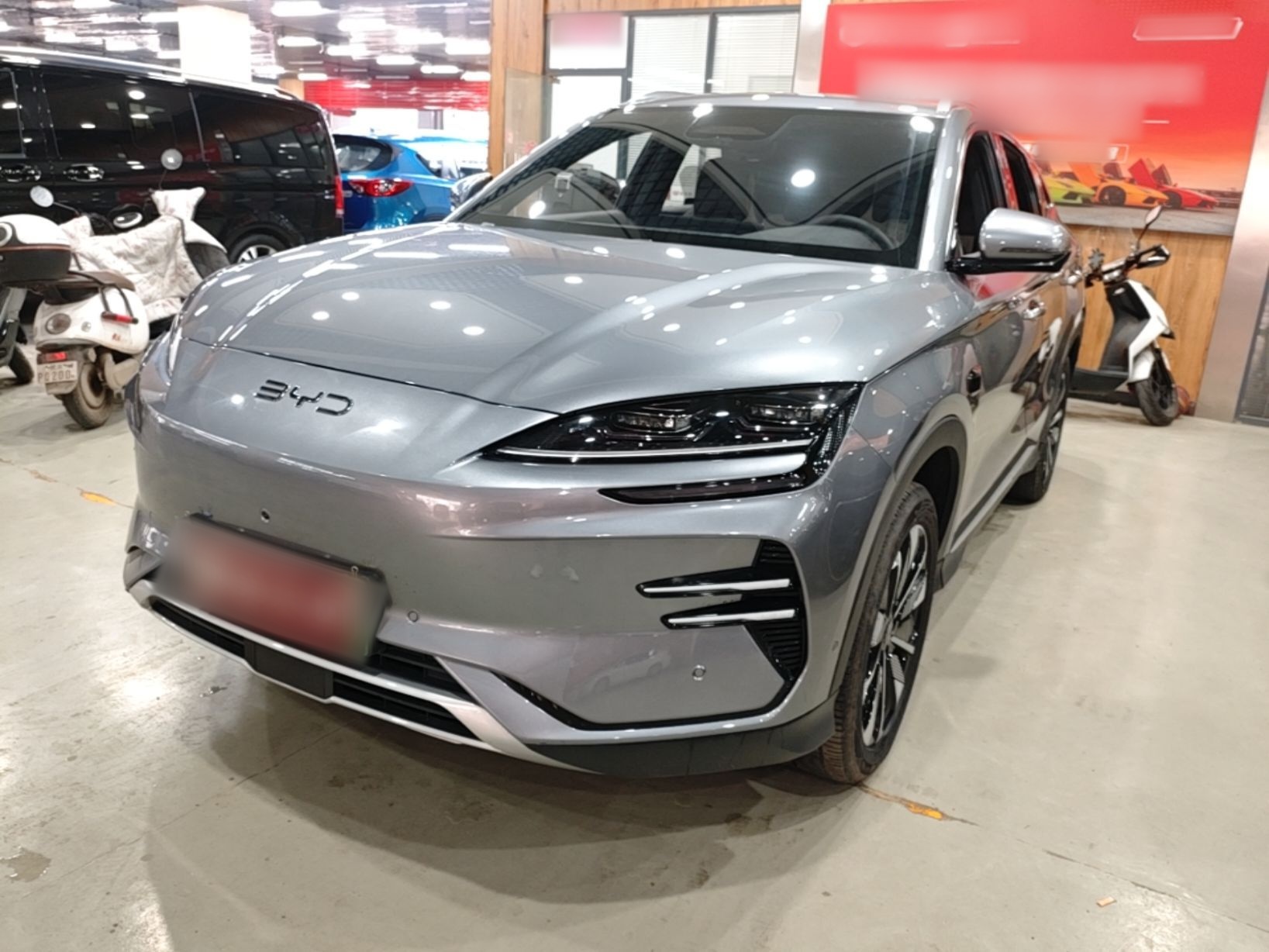 تحت مقدمة السيارة