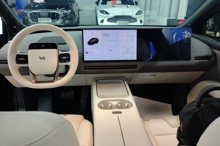 Used Li Auto i6 2025 Model Four-Wheel-Drive Standard Type Center Console