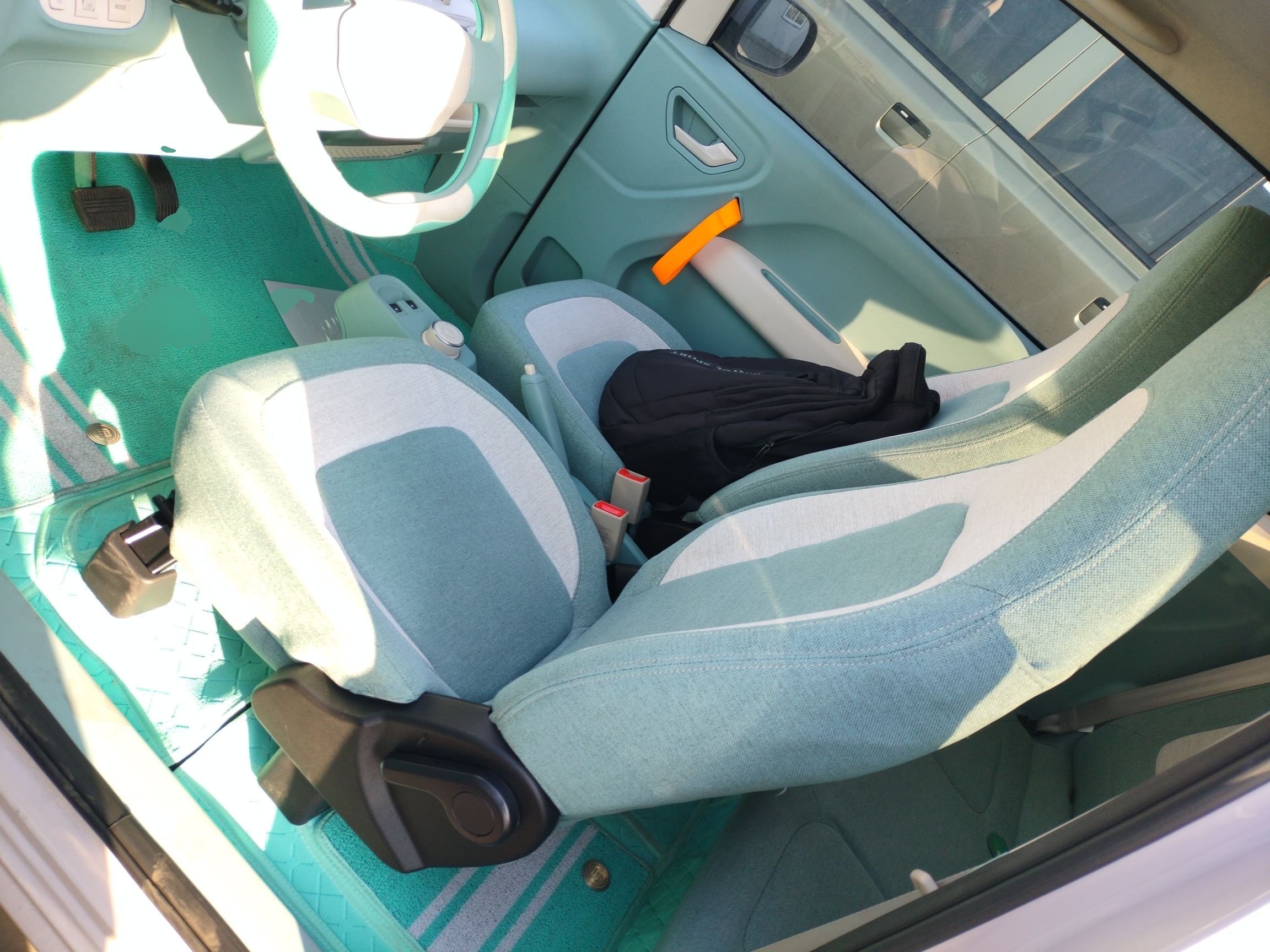 المقاعد الأمامية داخل السيارة