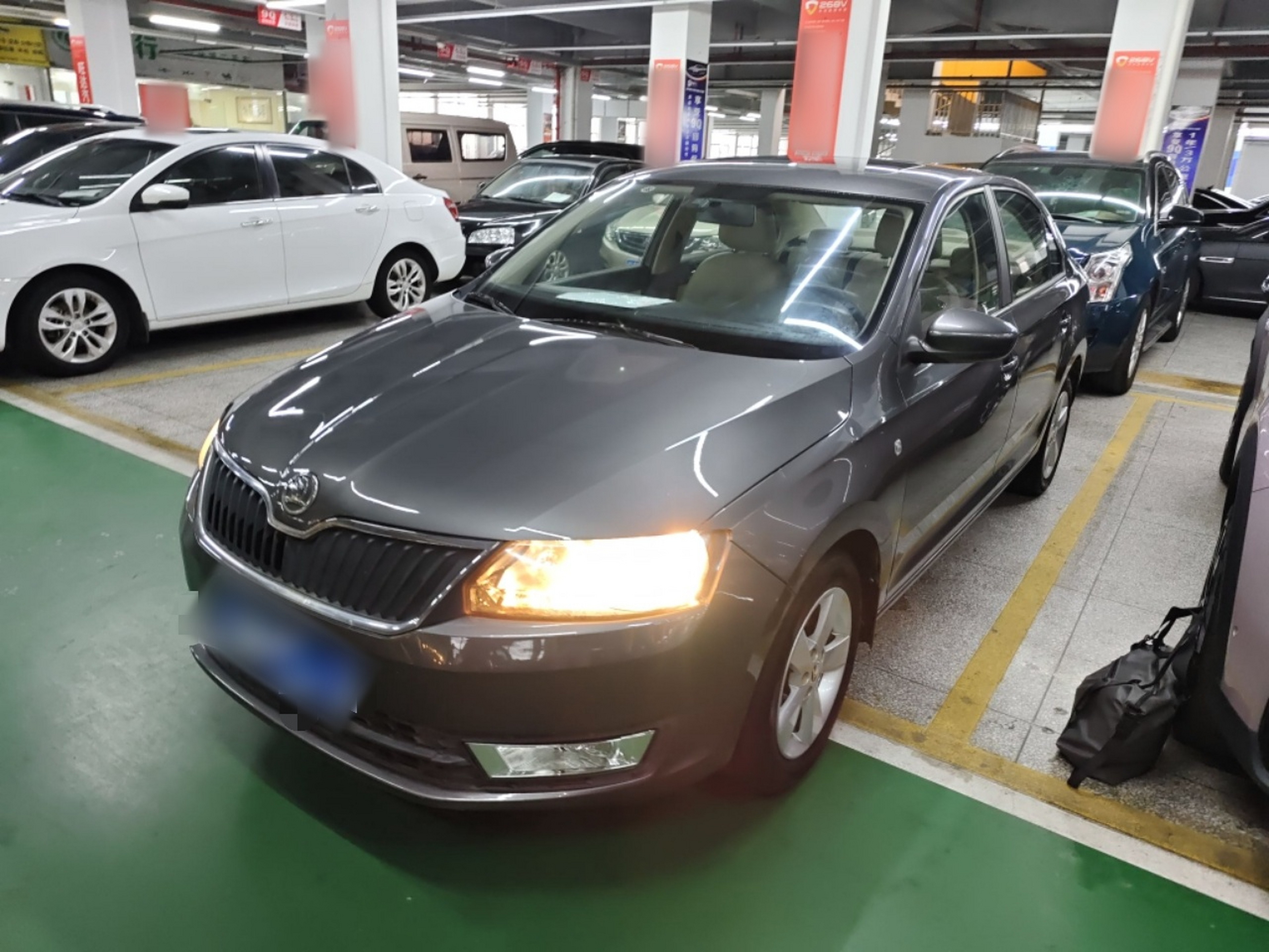 تحت مقدمة السيارة