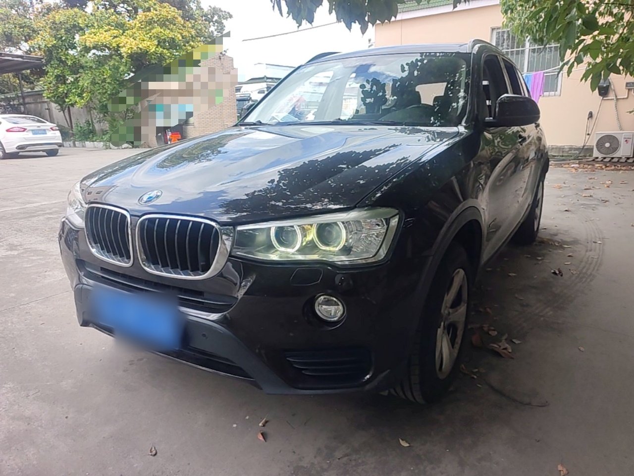 Sob a frente do carro
