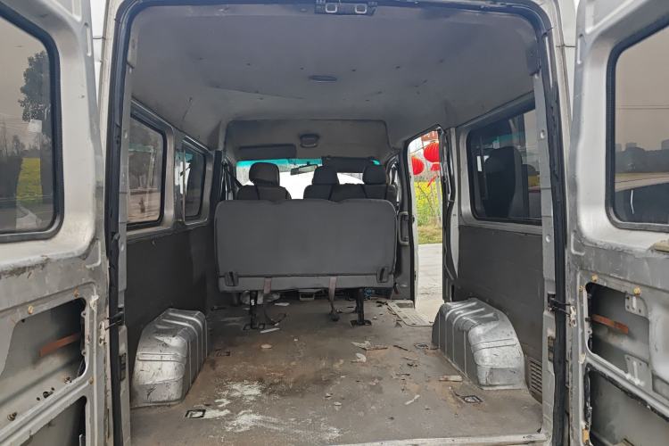 Used Dongfeng Yufeng 2014 2.5T YuliBao Logistics Vehicle Low-Trim Version with Short Wheelbase and Mid-Roof Design – ZD25 Trunk