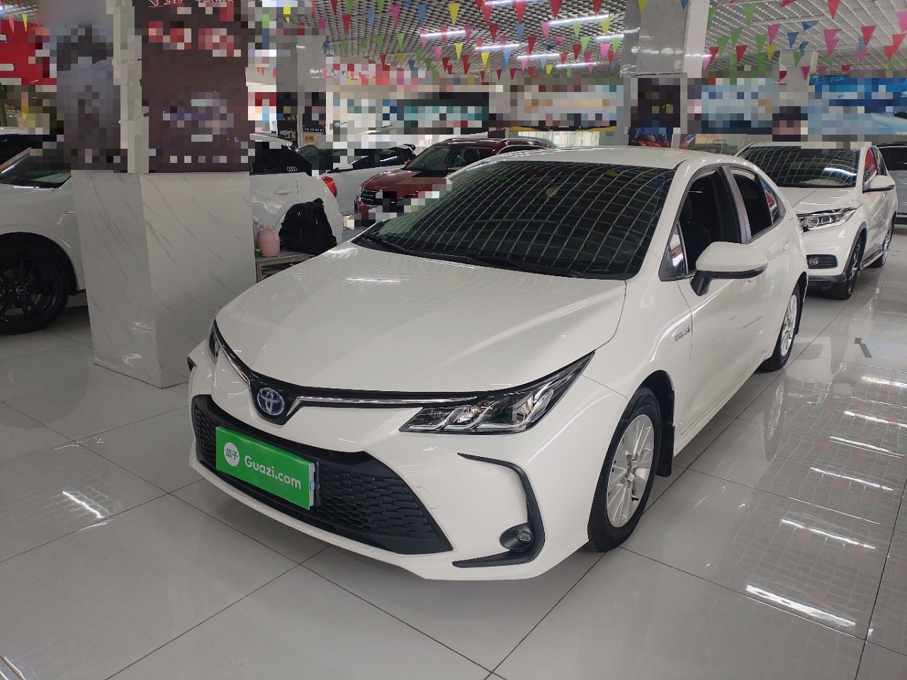 تحت مقدمة السيارة