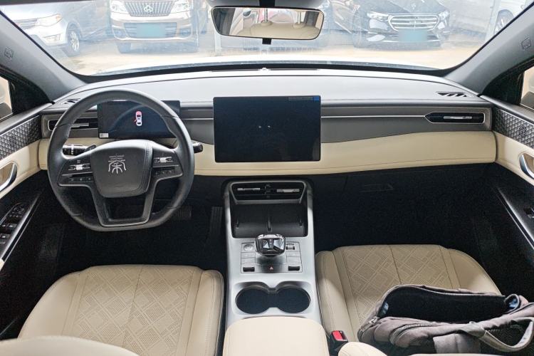 Used BYD Qin PLUS 2025 EV Smart Drive Edition 510KM Leading Model Center Console