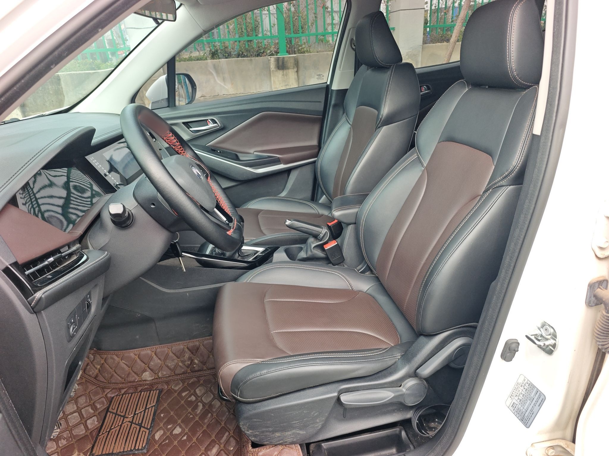 Переднее сиденье в автомобиле