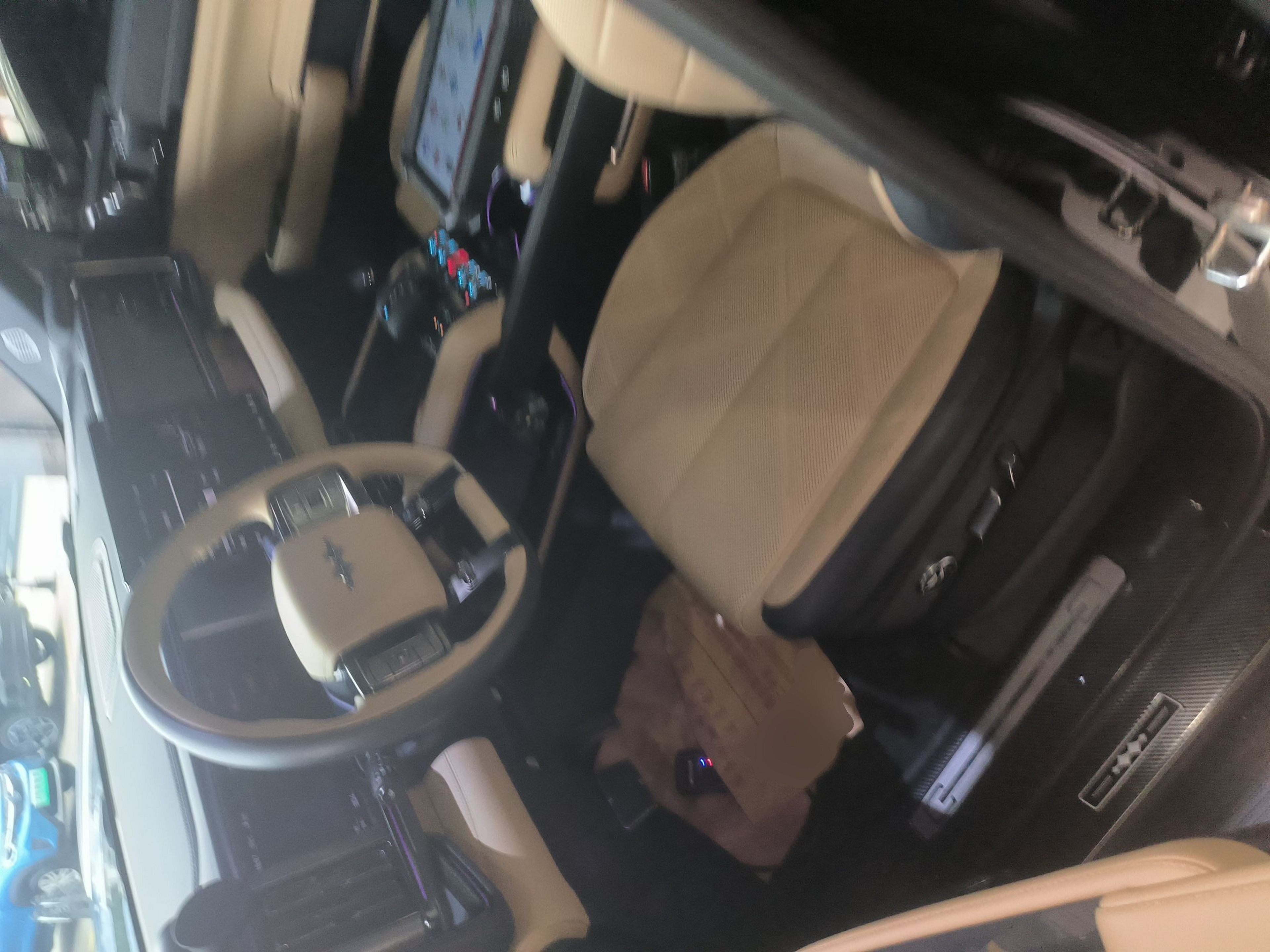 المقاعد الأمامية داخل السيارة