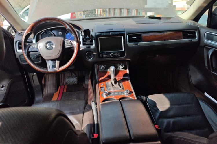 Used Volkswagen Touareg 2011 3.0 TSI High-End Version Center Console