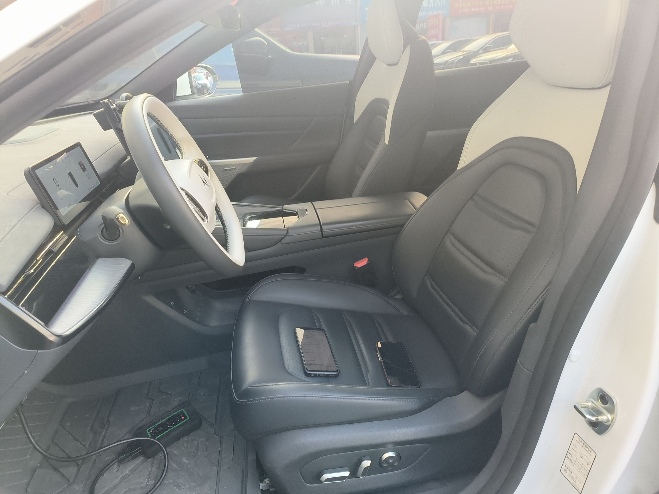 المقاعد الأمامية داخل السيارة