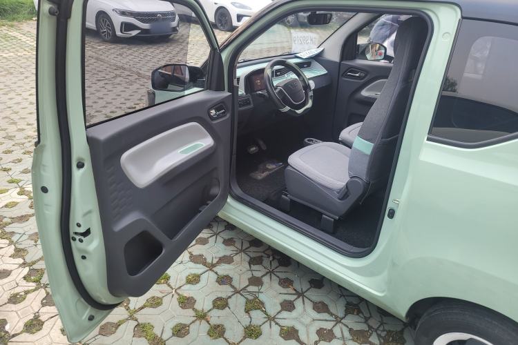 Used Wuling Hongguang MINIEV 2022 Macaron Premium Model – Lithium Iron Phosphate Driver Seat